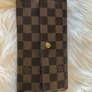 Louis Vuttion Damier Ebene Pattern International
Wallet